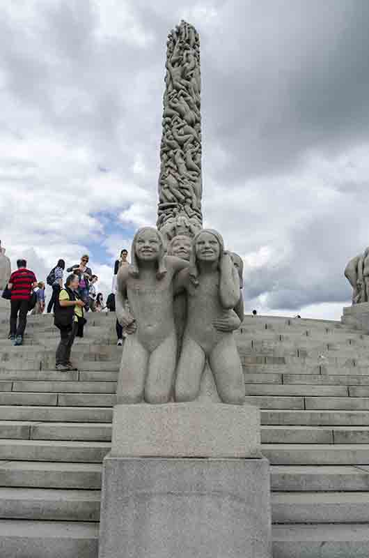 Noruega - Oslo 077 - parque Vigeland - El Monolito.jpg